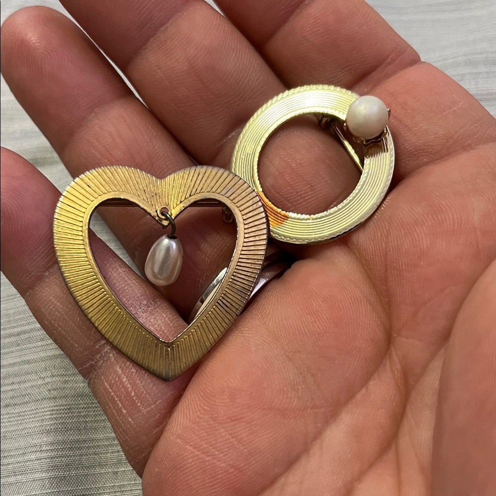 Chic Gold Heart and Circle Brooch Set with Pearl Accent - Picture 5 of 8